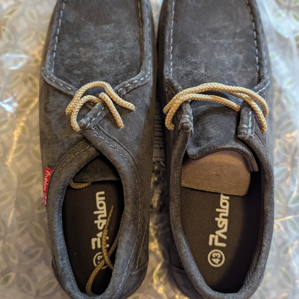 Gray Men's Suede Mochassin Shoes NWT Size 43.